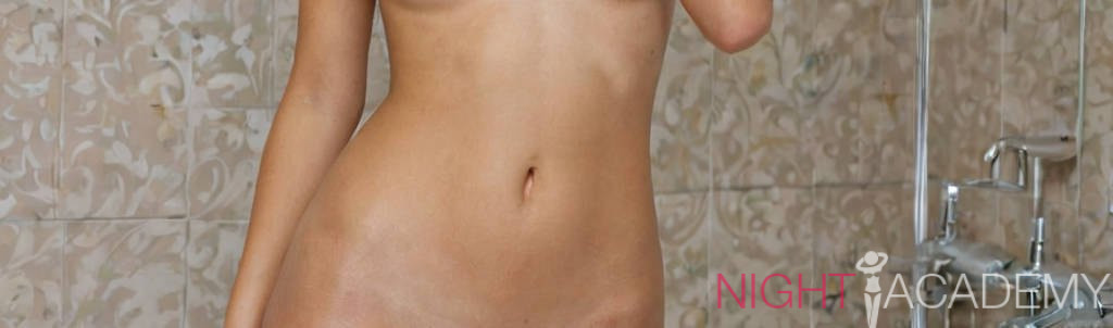 Nuda w sypialni? Czas na zabawy erotyczne!